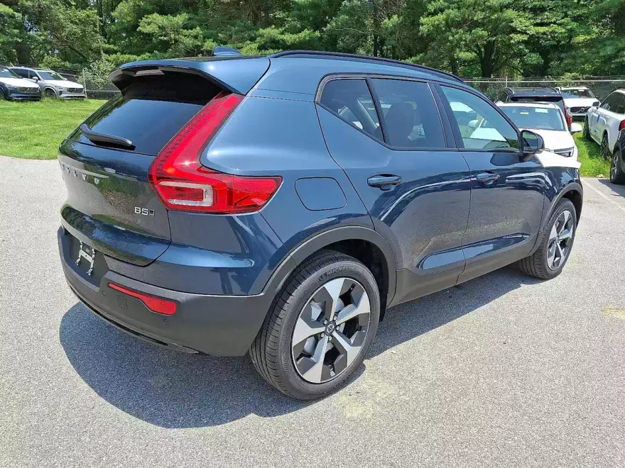 2026 Volvo XC40 Core photo 1