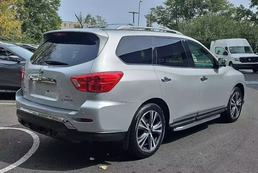 2018 Nissan Pathfinder Platinum photo 1