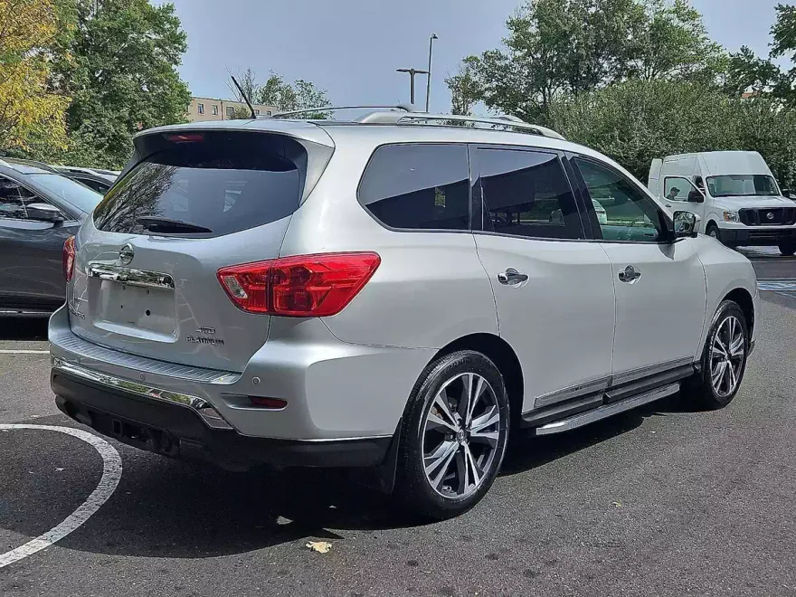 2018 Nissan Pathfinder Platinum photo 1