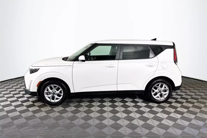 2023 Kia Soul LX photo 1