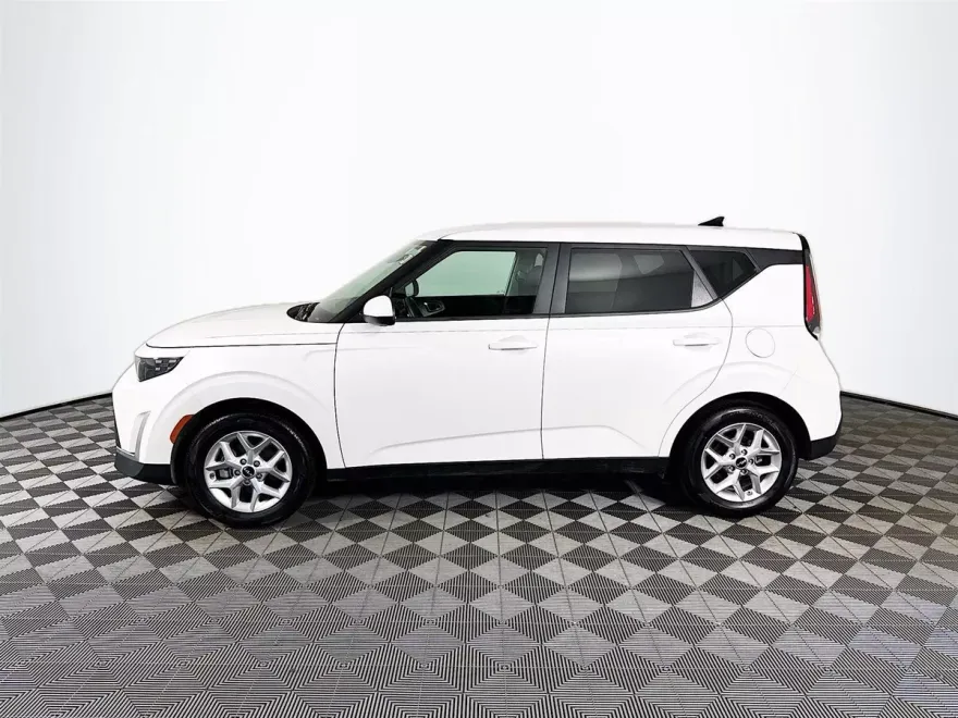2023 Kia Soul LX photo 1
