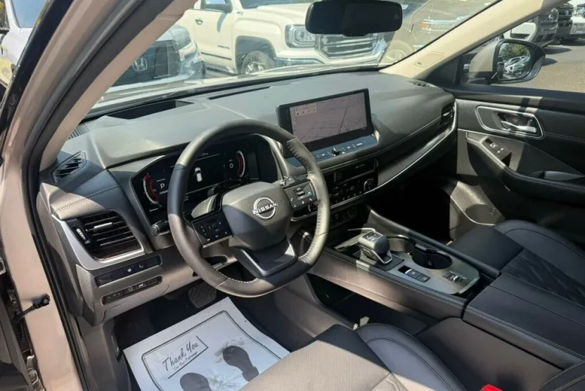 2025 Nissan Rogue Platinum photo 1
