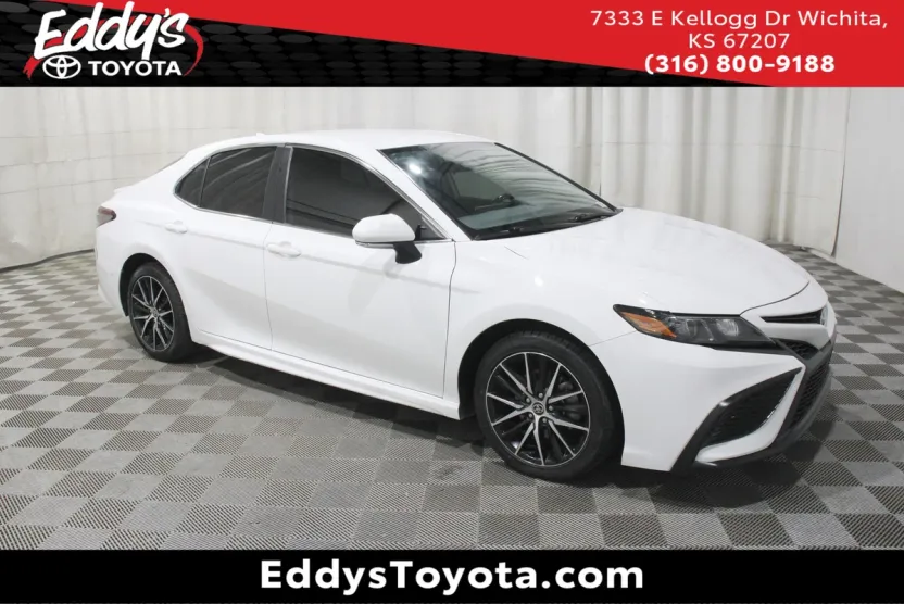 2022 Toyota Camry SE photo 1