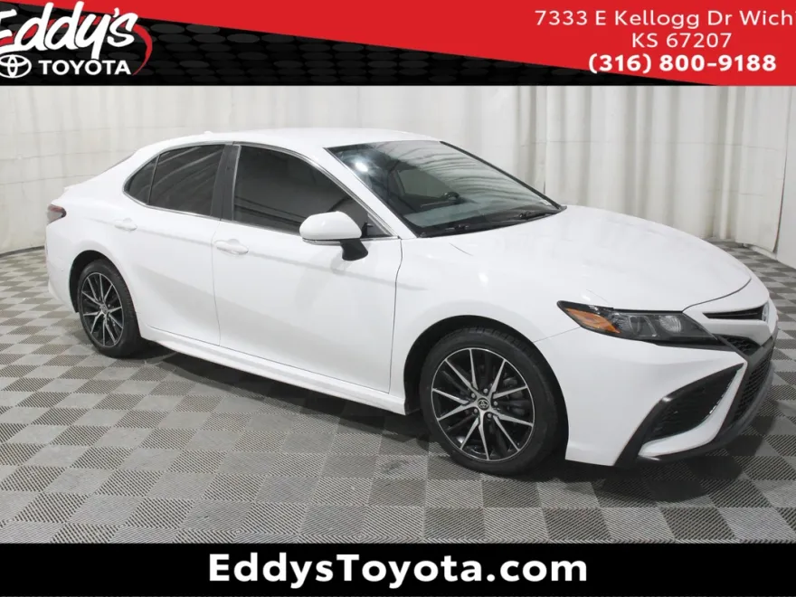 2022 Toyota Camry SE photo 1