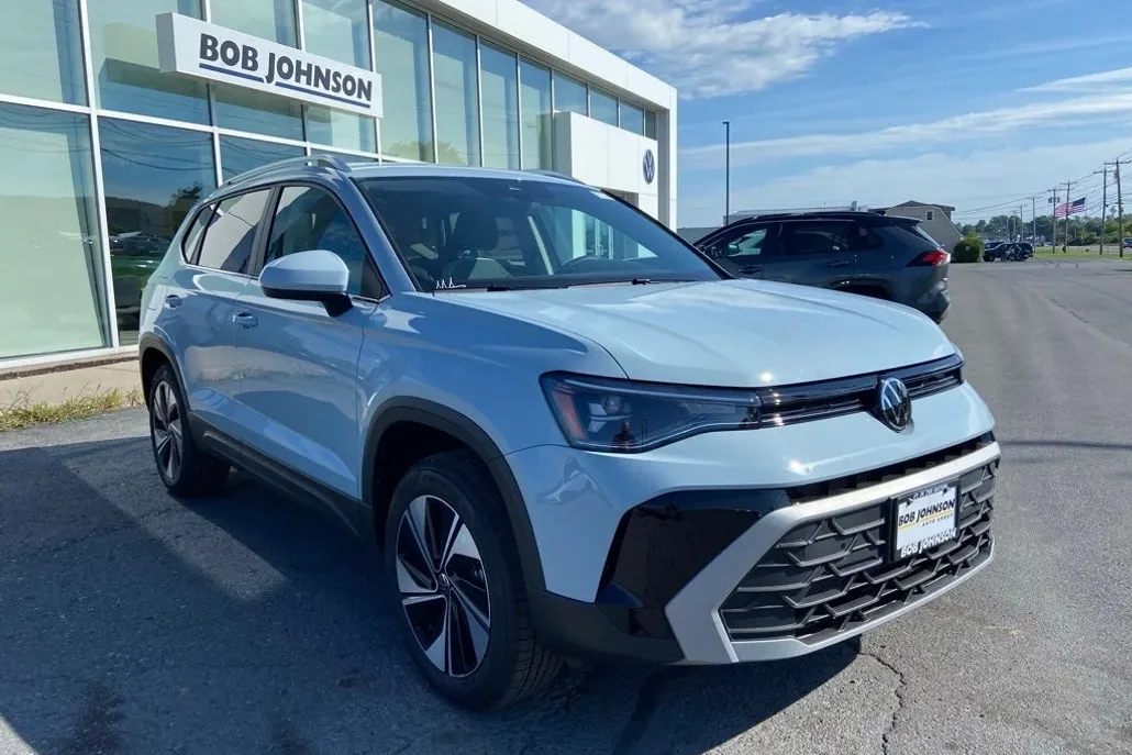 2025 Volkswagen Taos SE photo 1