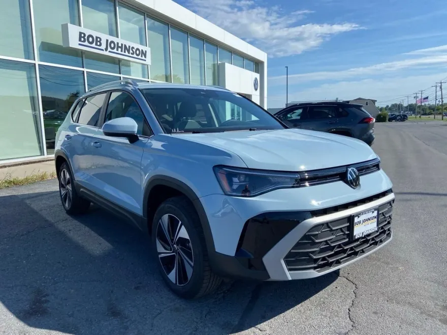 2025 Volkswagen Taos SE photo 1