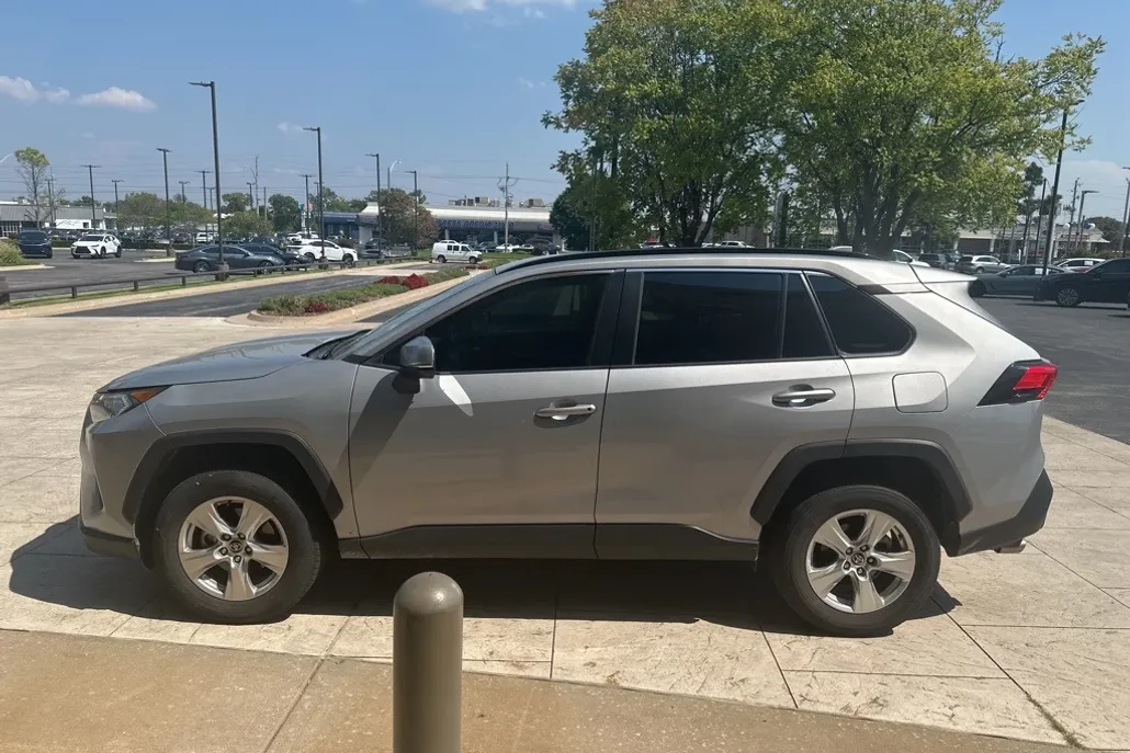 2021 Toyota RAV4 XLE photo 1