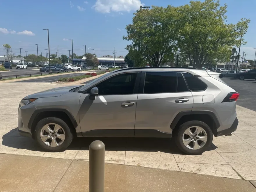 2021 Toyota RAV4 XLE photo 1