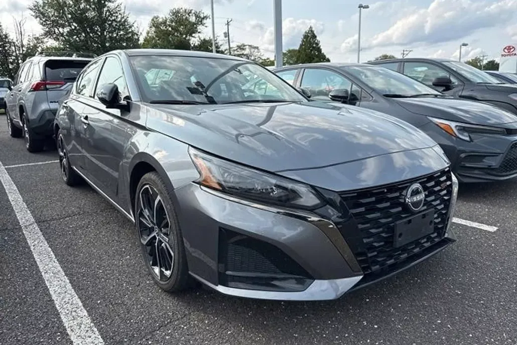 2024 Nissan Altima 2.5 SR photo 1