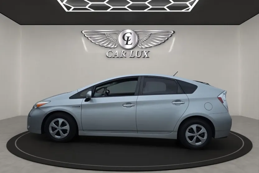 2015 Toyota Prius Two photo 1