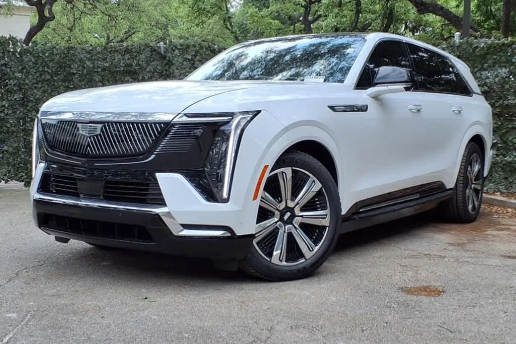 2025 Cadillac Escalade IQ Luxury photo 1