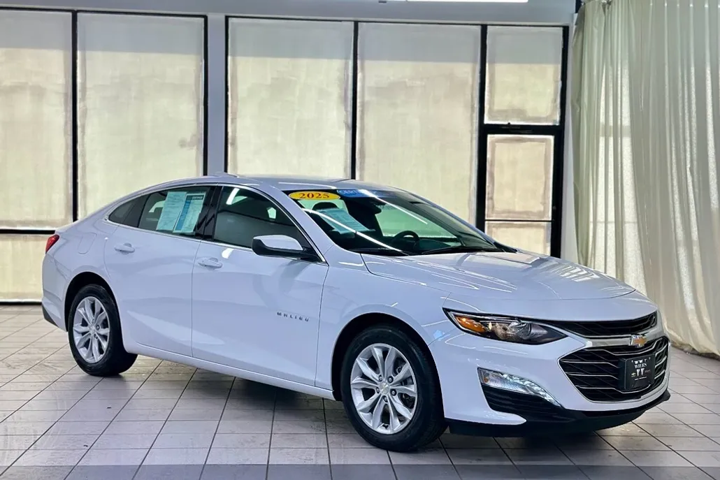 2025 Chevrolet Malibu 1LT photo 1