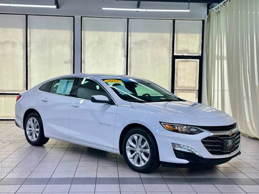 2025 Chevrolet Malibu 1LT photo 1