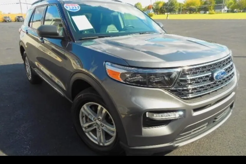 2023 Ford Explorer XLT photo 1