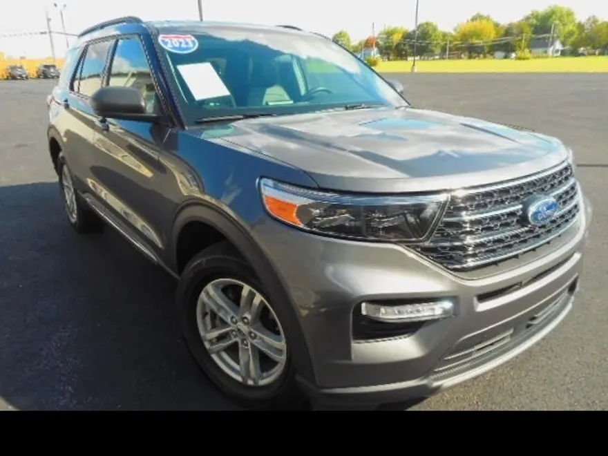 2023 Ford Explorer XLT photo 1