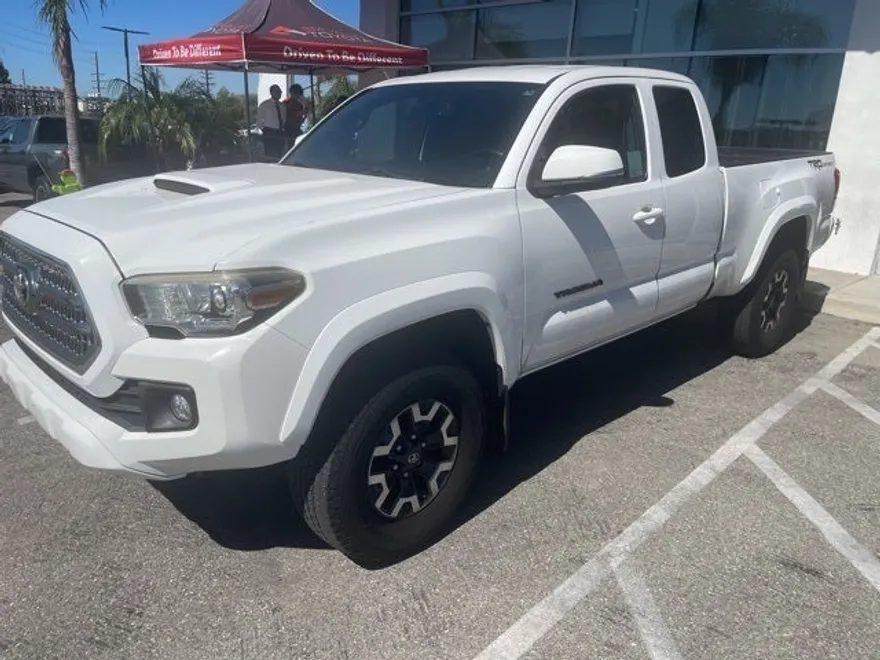 2016 Toyota Tacoma TRD Sport V6 photo 1