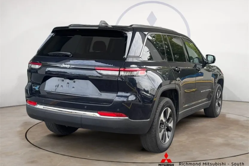 2023 Jeep Cherokee Base photo 1