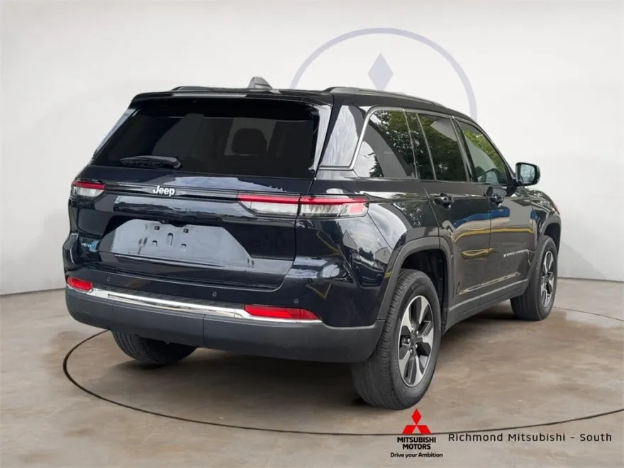 2023 Jeep Cherokee Base photo 1