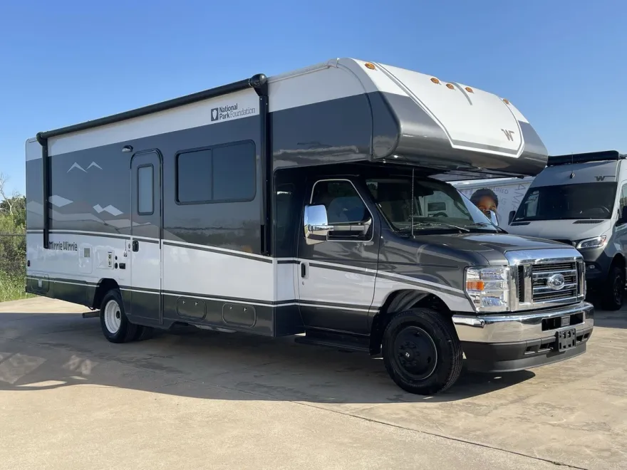 2025 Ford E-450 photo 1