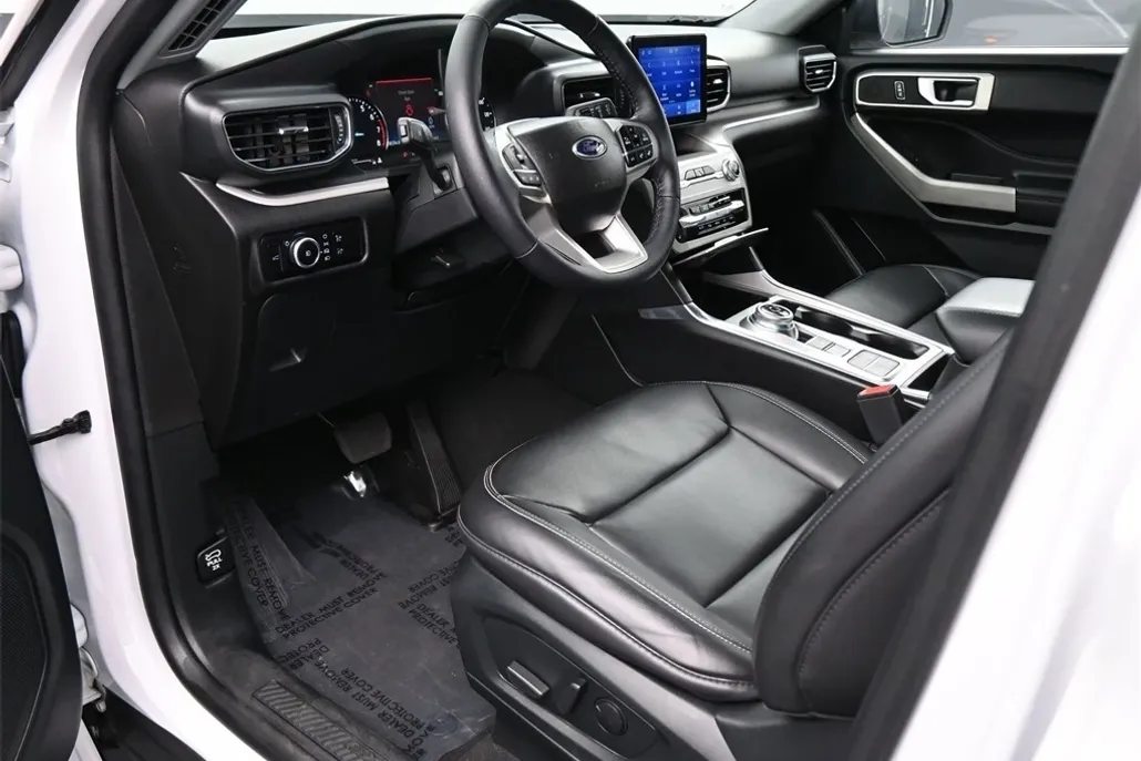 2023 Ford Explorer XLT photo 1