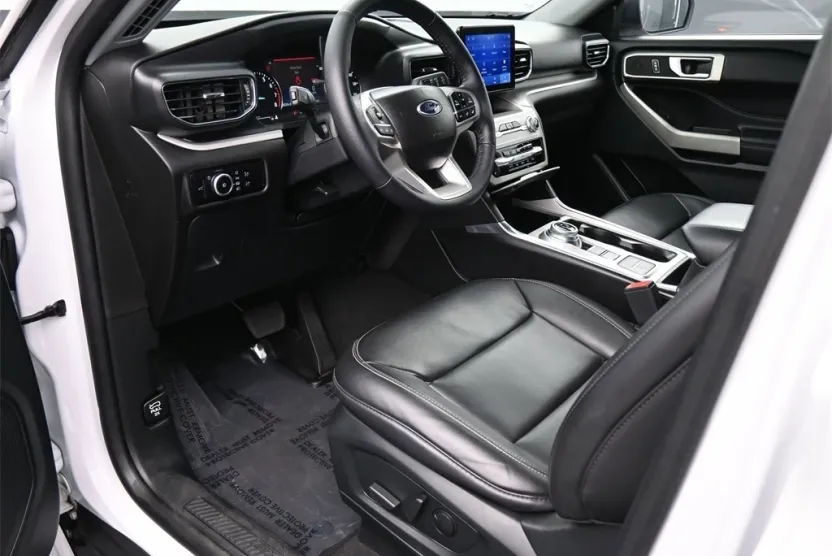 2023 Ford Explorer XLT photo 1