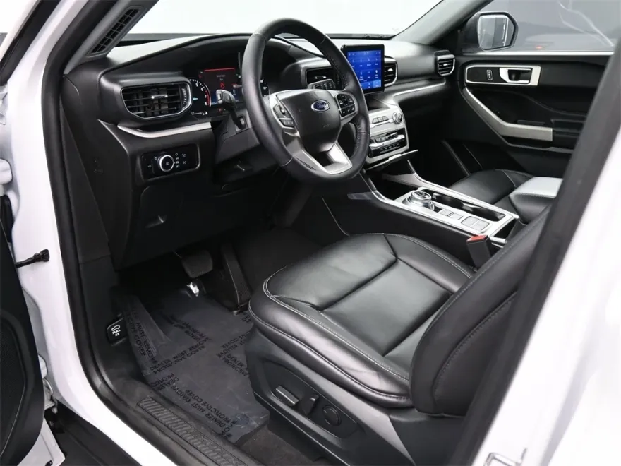 2023 Ford Explorer XLT photo 1
