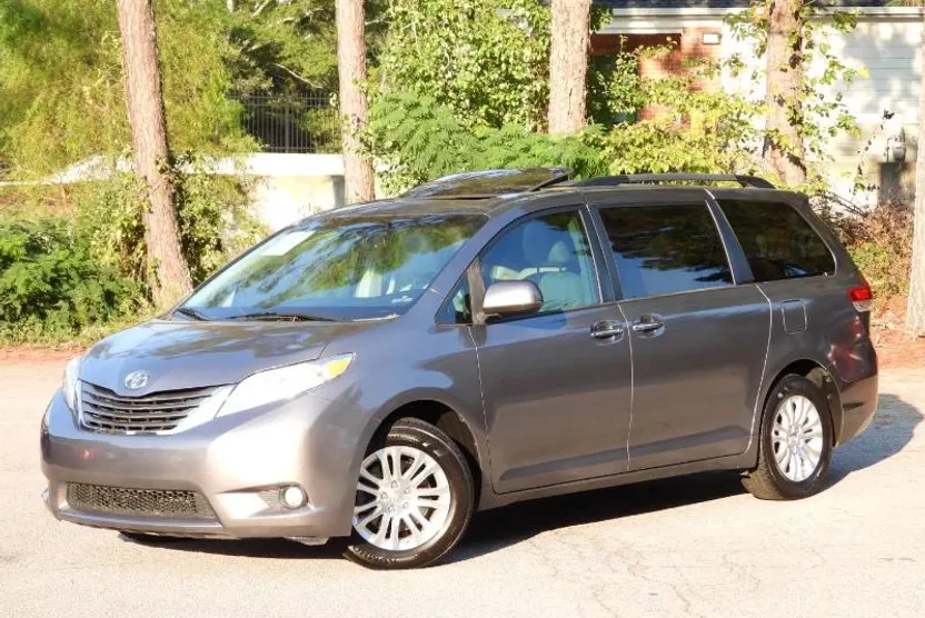 2014 Toyota Sienna XLE photo 1