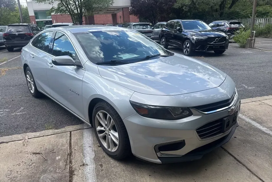 2017 Chevrolet Malibu 1LT photo 1