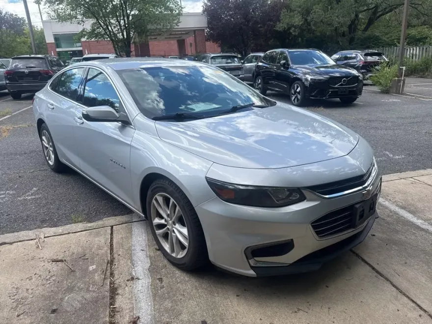 2017 Chevrolet Malibu 1LT photo 1