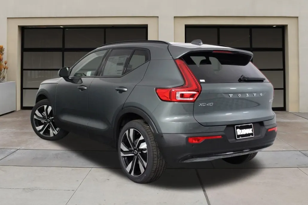 2026 Volvo XC40 photo 1