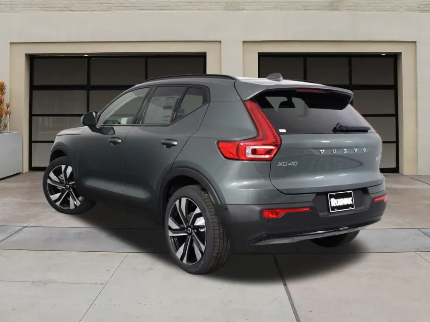 2026 Volvo XC40 photo 1