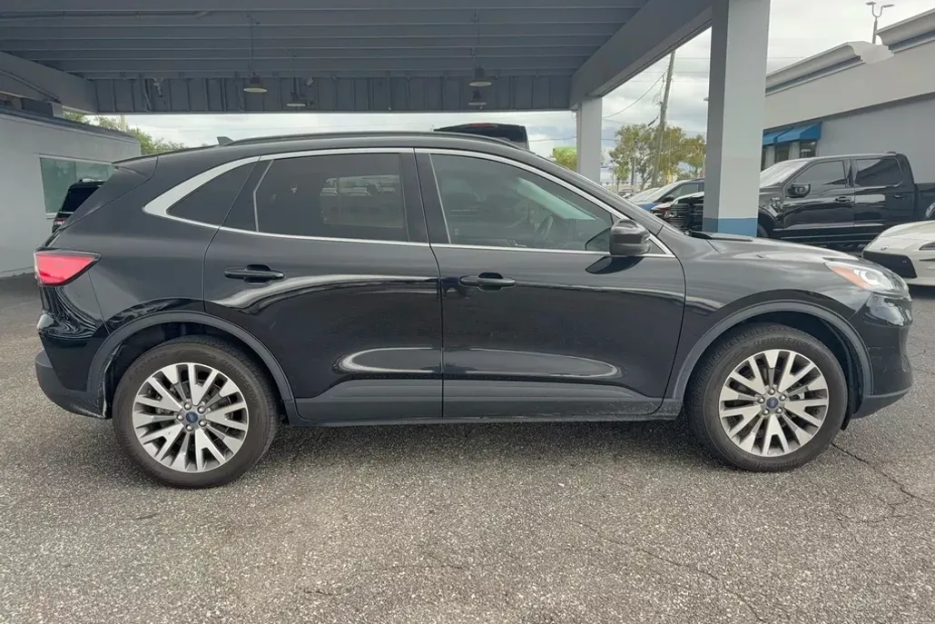 2022 Ford Escape Titanium photo 1