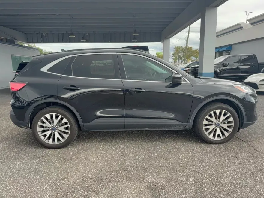 2022 Ford Escape Titanium photo 1