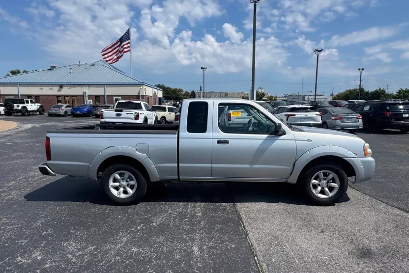 2004 Nissan Frontier XE photo 1