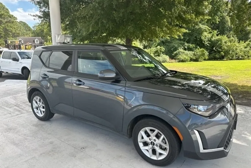 2023 Kia Soul LX photo 1