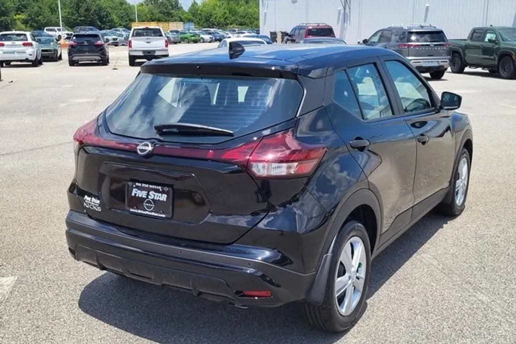 2025 Nissan Kicks Play S photo 1