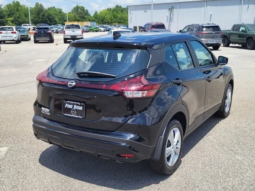 2025 Nissan Kicks Play S photo 1