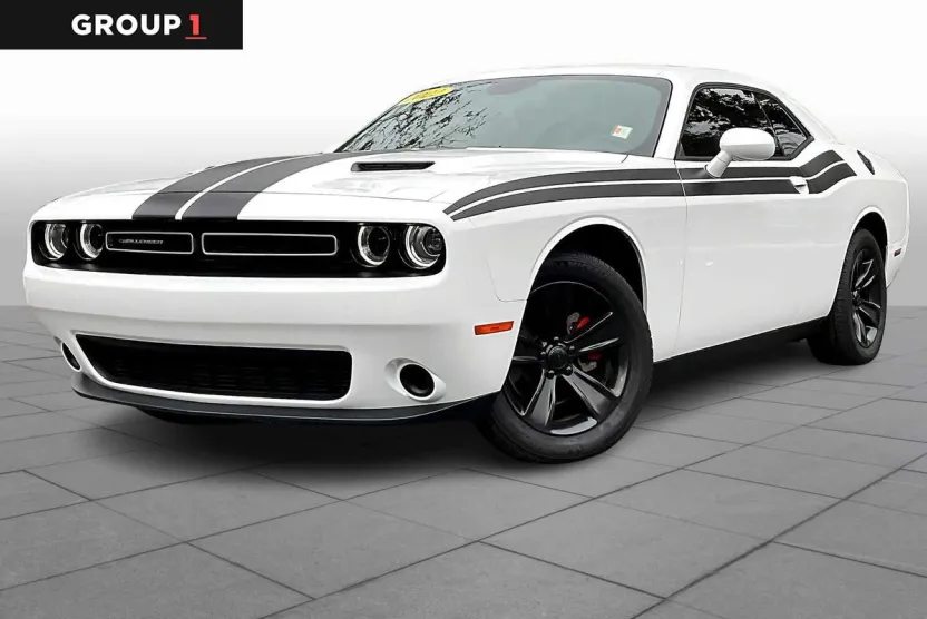 2022 Dodge Challenger SXT photo 1