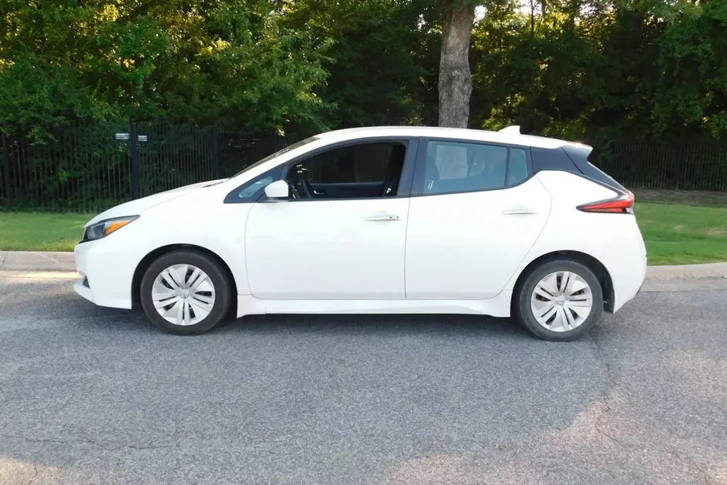 2022 Nissan Leaf S photo 1