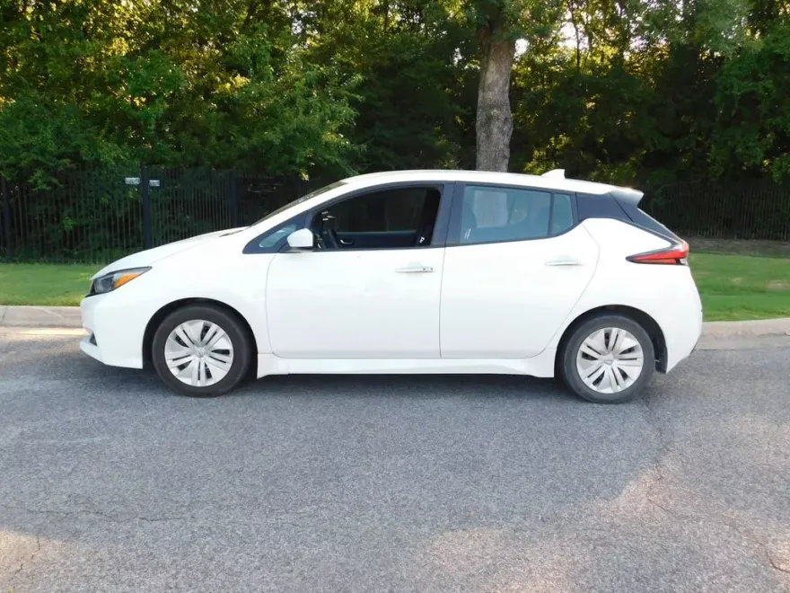 2022 Nissan Leaf S photo 1