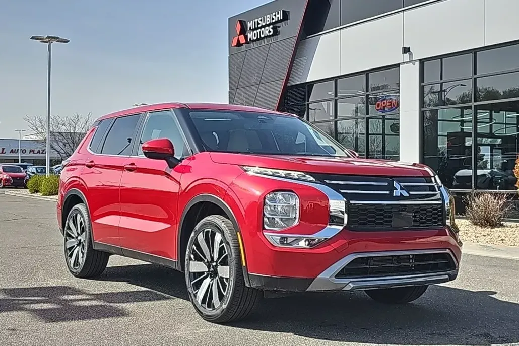 2025 Mitsubishi Outlander SE photo 1