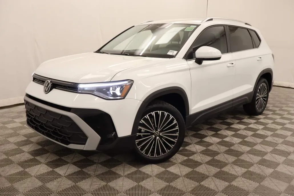 2025 Volkswagen Taos SE photo 1