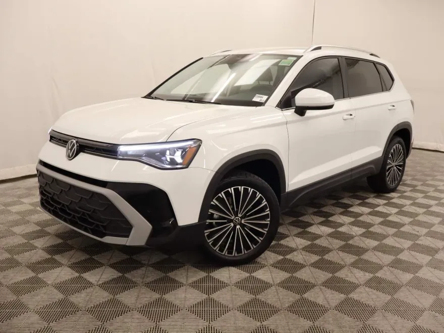 2025 Volkswagen Taos SE photo 1
