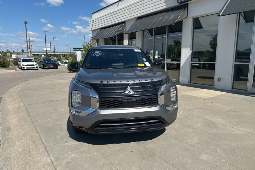 2024 Mitsubishi Outlander SE Black Edition photo 1