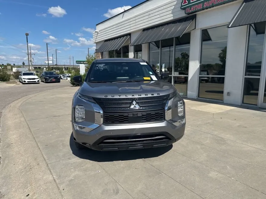 2024 Mitsubishi Outlander SE Black Edition photo 1