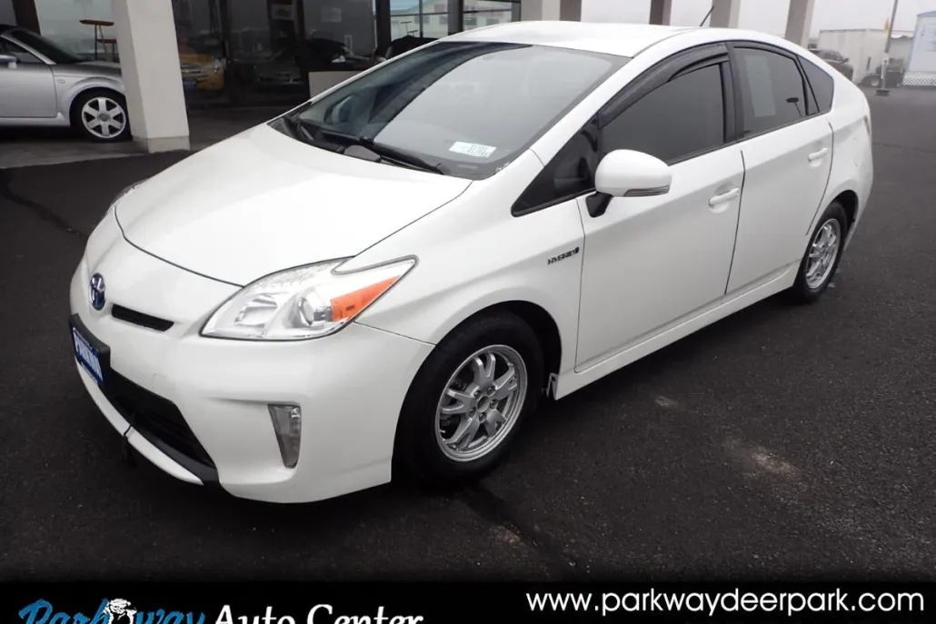 2015 Toyota Prius Four photo 1