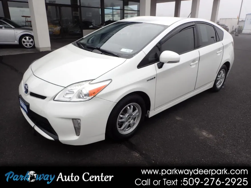 2015 Toyota Prius Four photo 1