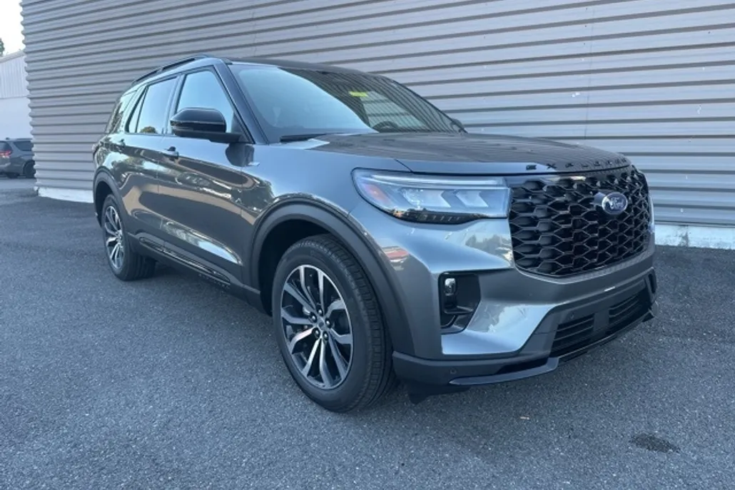 2025 Ford Explorer ST-Line photo 1