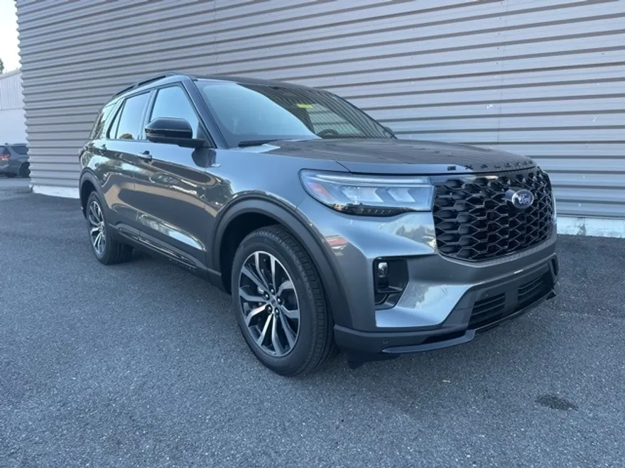 2025 Ford Explorer ST-Line photo 1