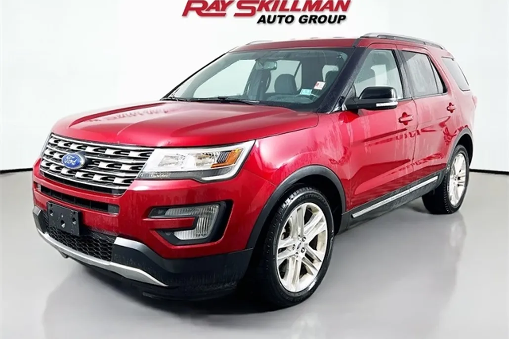 2017 Ford Explorer XLT photo 1